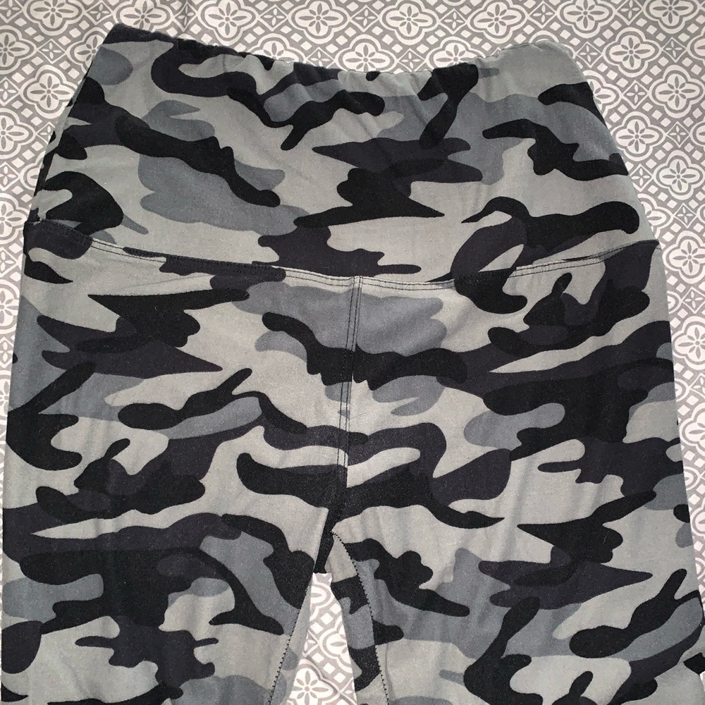 Soft Camo stretchy leggings •
